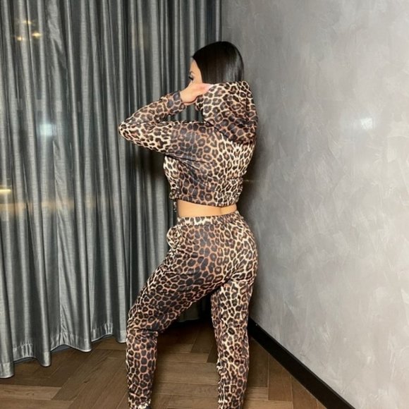 Women's Leopard  Cropped Top  & Jogger  Lounge Set - Picture 12 of 16